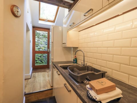 Cottage | Private kitchen | Fridge, dishwasher, cookware/dishes/utensils