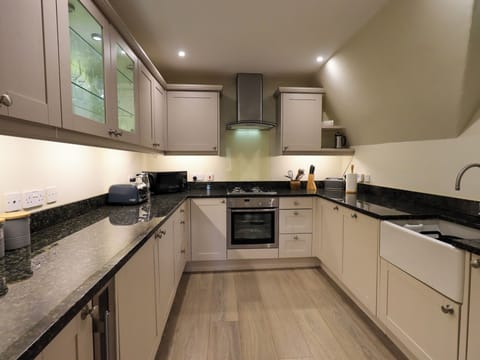Cottage | Private kitchen | Fridge, dishwasher, cookware/dishes/utensils