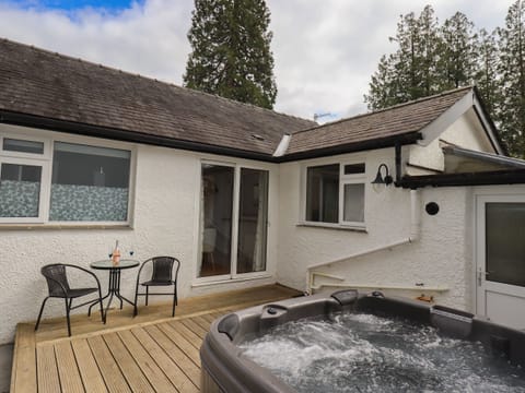Cottage | Outdoor spa tub