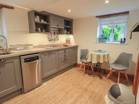 Cottage | Private kitchen | Fridge, dishwasher, cookware/dishes/utensils