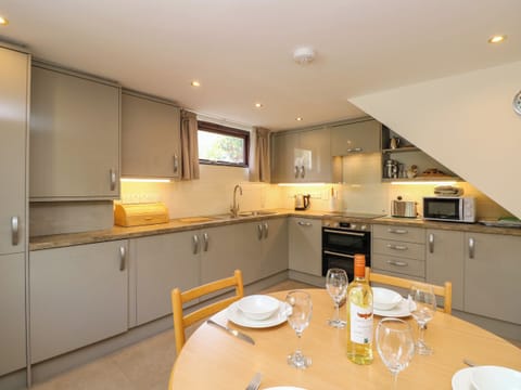 Cottage | Private kitchen | Fridge, dishwasher, cookware/dishes/utensils