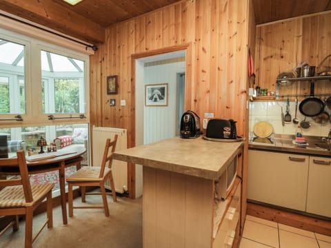 Cottage | Private kitchen | Fridge, cookware/dishes/utensils