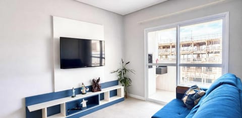 Ap Pé na Areia c/ Piscina nos Ingleses - FLN/SC | Living area | Flat-screen TV