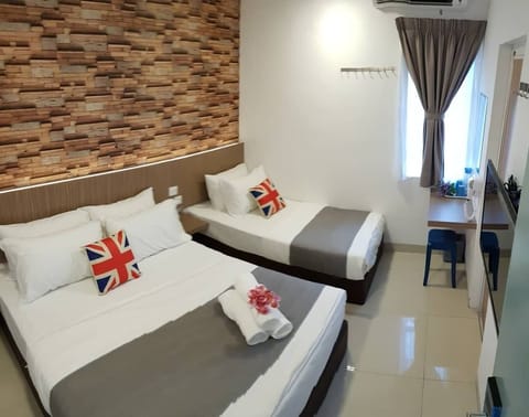 Deluxe Triple Room | Iron/ironing board (on request), WiFi (free), bed sheets