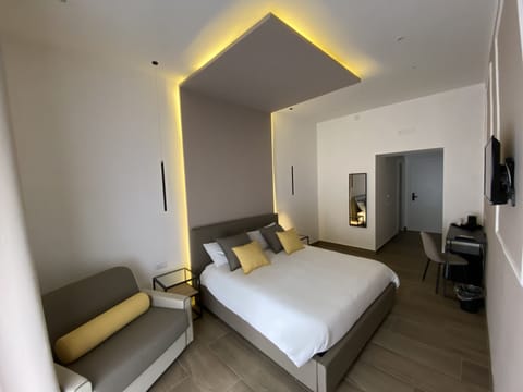 Deluxe Room | Premium bedding, down comforters, memory foam beds, minibar