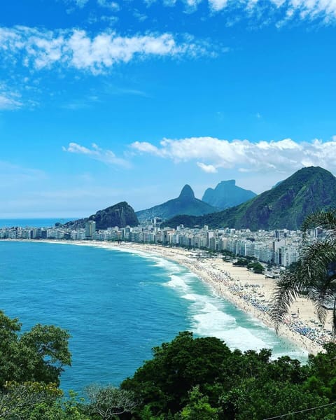 Beach nearby, white sand, beach towels, 20 beach bars