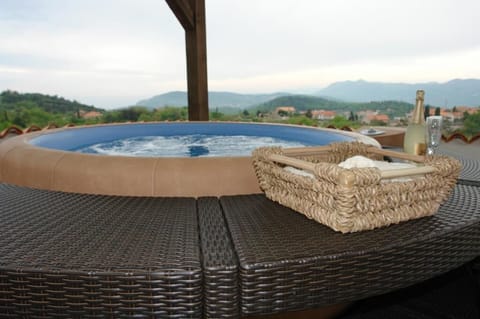 House (Two Bedroom House with Swimming Pool ) | Private spa tub