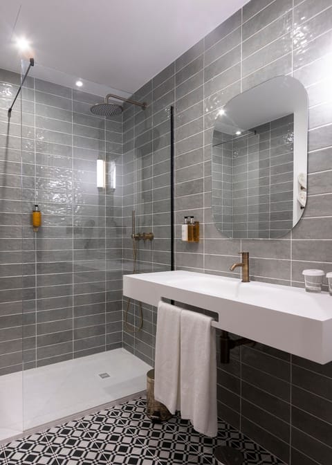 Shower, rainfall showerhead, free toiletries, hair dryer