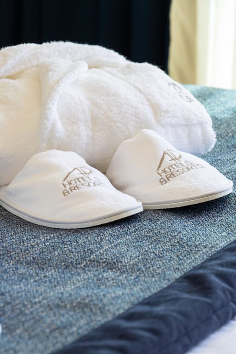 Shower, rainfall showerhead, free toiletries, hair dryer