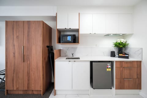 Executive Room | Private kitchenette | Full-size fridge, microwave, freezer, ice maker