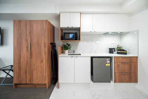 Executive Room | Private kitchenette | Full-size fridge, microwave, freezer, ice maker
