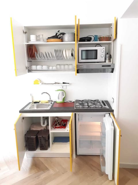 Design Studio | Private kitchen | Fridge, microwave, stovetop, electric kettle