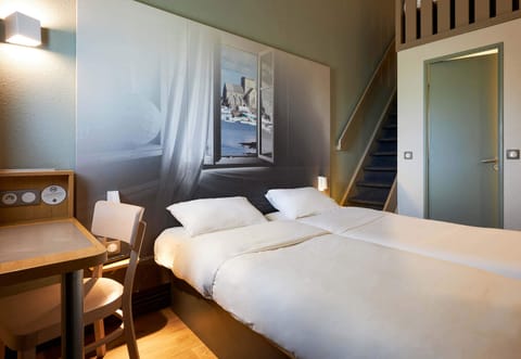 Quadruple Non-Smoking Room | Premium bedding, desk, soundproofing, free WiFi