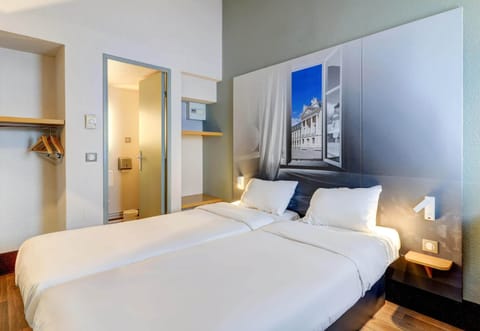Twin Room, Non Smoking | Premium bedding, down comforters, desk, blackout drapes