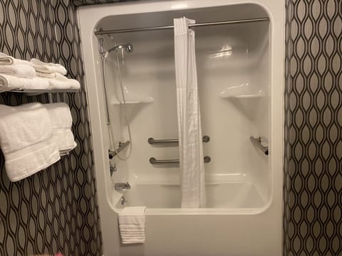 Deluxe Room, 1 Queen Bed, Accessible | Bathroom | Combined shower/tub, designer toiletries, hair dryer, towels