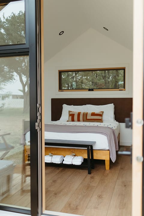 Cabin, 1 Queen Bed, Park View | Bed sheets