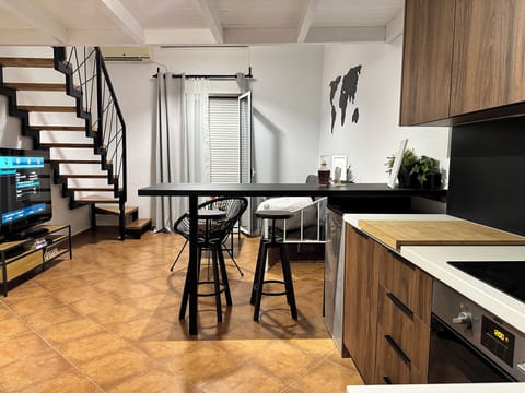 Apartment, 1 Bedroom, Balcony, City View | Dining