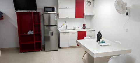 Room, 1 Bedroom | Dining room