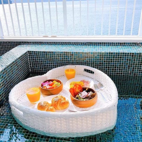 Deep soaking bathtub