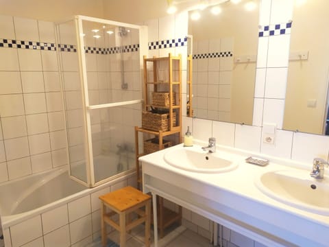 Family Suite, Ensuite, Garden View (La Voûte) | Laptop workspace, free WiFi, bed sheets