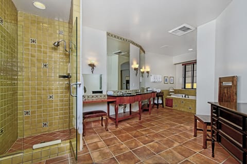 Suite | Bathroom | Free toiletries, hair dryer, bathrobes, towels