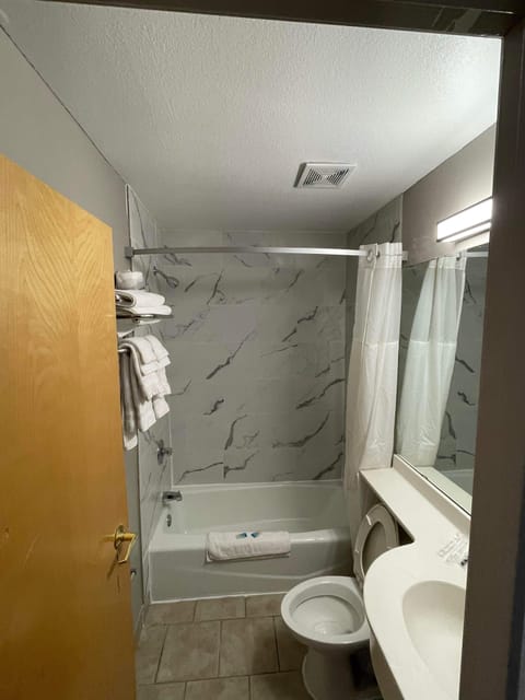 Combined shower/tub, towels