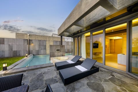 O VILLA | Premium bedding, down comforters, free minibar, in-room safe