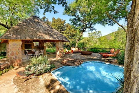 Luxury Villa, 2 Bedrooms, Garden View | Minibar, bed sheets