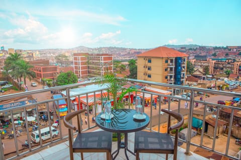 Executive Room | Pillowtop beds, laptop workspace, free WiFi, bed sheets