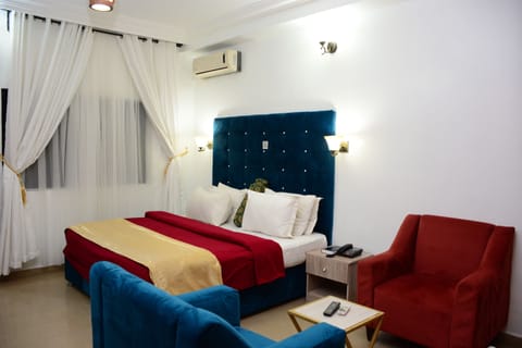 Standard Suite | Premium bedding, individually decorated, individually furnished, desk
