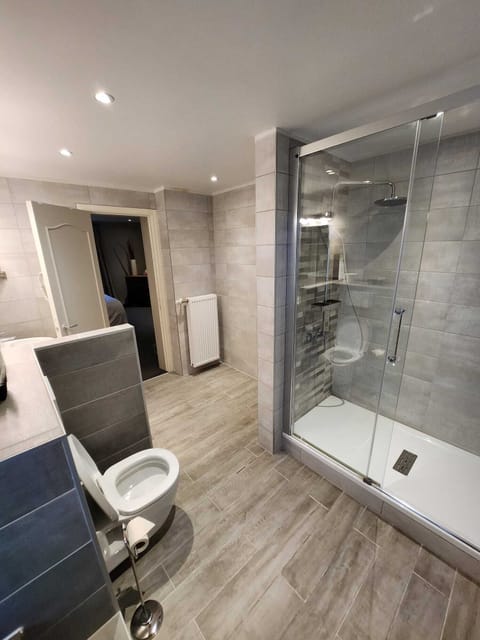 Basic Double Room, 1 Queen Bed | Bathroom | Hair dryer