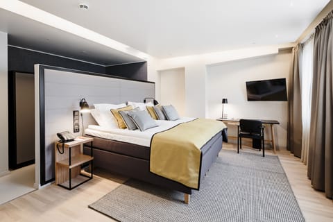 Suite, 1 Bedroom | Premium bedding, minibar, in-room safe, desk