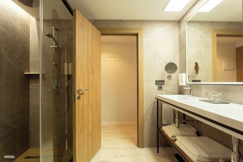 Minibar, in-room safe, free WiFi, bed sheets