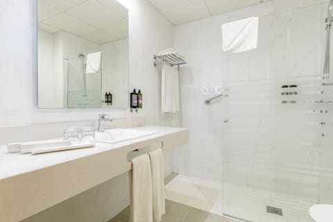 Deep soaking tub, towels