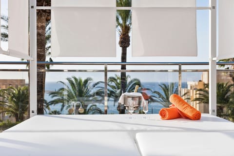 Minibar, in-room safe, desk, free WiFi