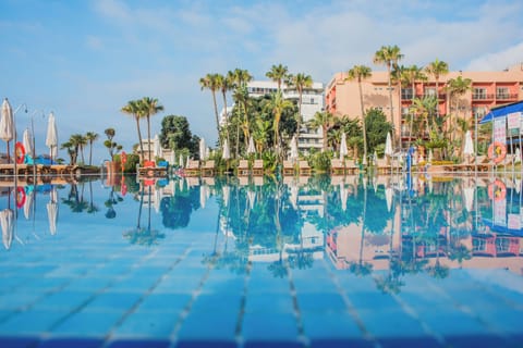 Indoor pool, 2 outdoor pools