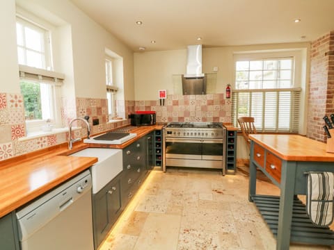 Dishwasher, cookware/dishes/utensils