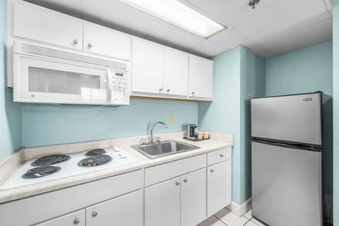 Dunes 2 Queen Beach View Suite | Private kitchen | Fridge, microwave, coffee/tea maker