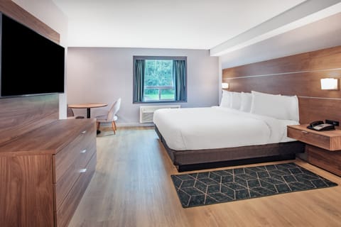 Deluxe Room, 1 King Bed, Non Smoking, Kitchenette | Premium bedding, desk, laptop workspace, blackout drapes