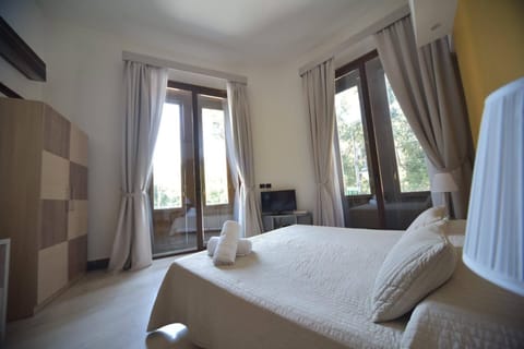 In-room safe, blackout drapes, free WiFi