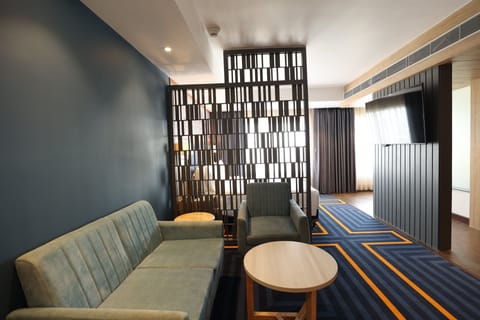 Suite, 1 King Bed, Kitchenette (Dining) | Egyptian cotton sheets, premium bedding, down comforters