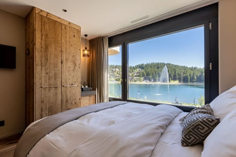 Lake View Single Room | Premium bedding, down comforters, in-room safe, blackout drapes