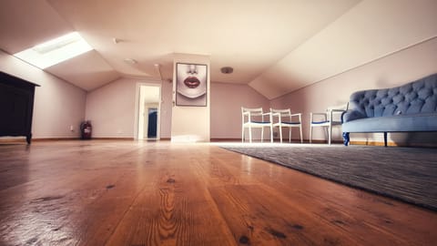 Design Room, Multiple Bedrooms, Accessible, Jetted Tub | Living area