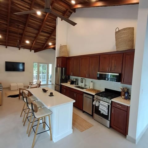 Family House, 2 Bedrooms, Canal View | Private kitchen | Microwave, coffee/tea maker, dining tables