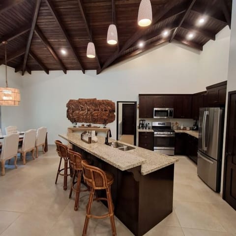 Family House, 3 Bedrooms, Canal View | Private kitchen | Microwave, coffee/tea maker, dining tables