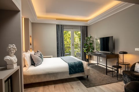 Superior Room, Balcony | In-room safe, desk, blackout drapes, iron/ironing board