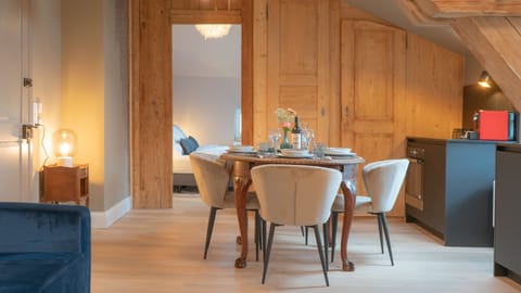 Attic Suite with Kitchenette | Living area | 40-inch LED TV with satellite channels, TV