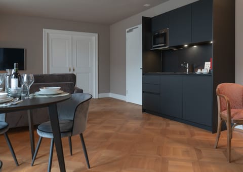 Cosy Suite with Kitchenette | Living area | 40-inch LED TV with satellite channels, TV