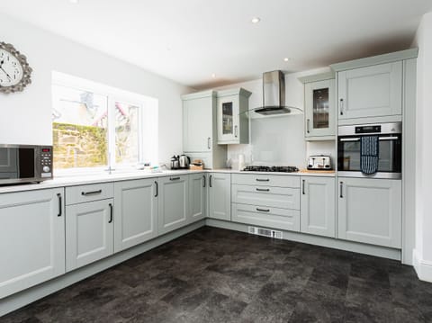 Cottage | Private kitchen | Fridge, dishwasher, cookware/dishes/utensils