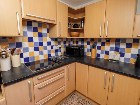 Cottage | Private kitchen | Fridge, dishwasher, cookware/dishes/utensils